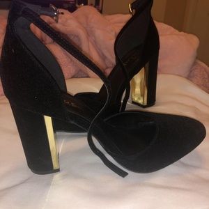 Black velvet heels with strap